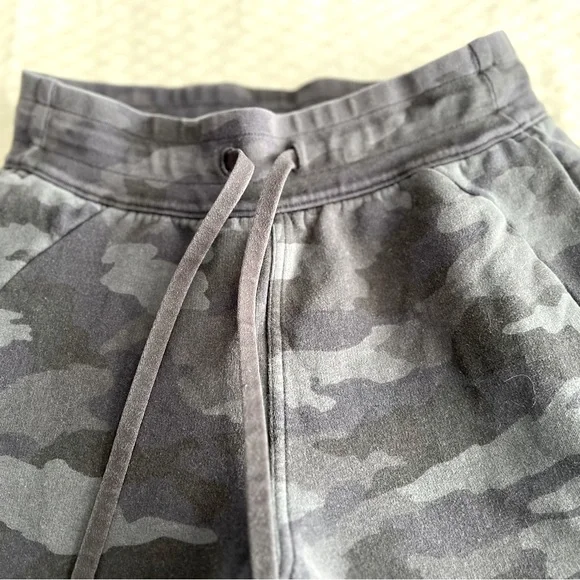 Lululemon Women’s Size 4 Gray Camo Sweatpants - Picture 2 of 9